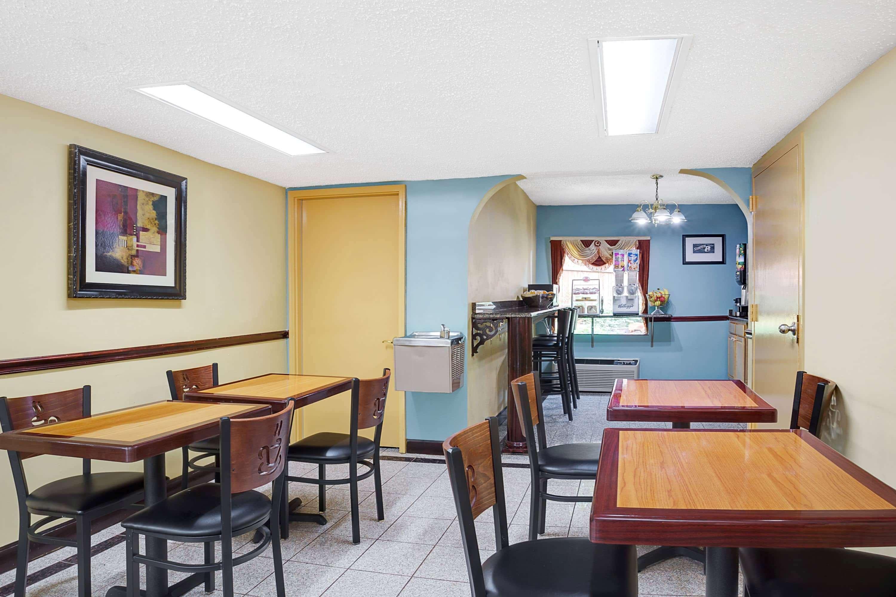 Super 8 By Wyndham Forest Park Extérieur photo